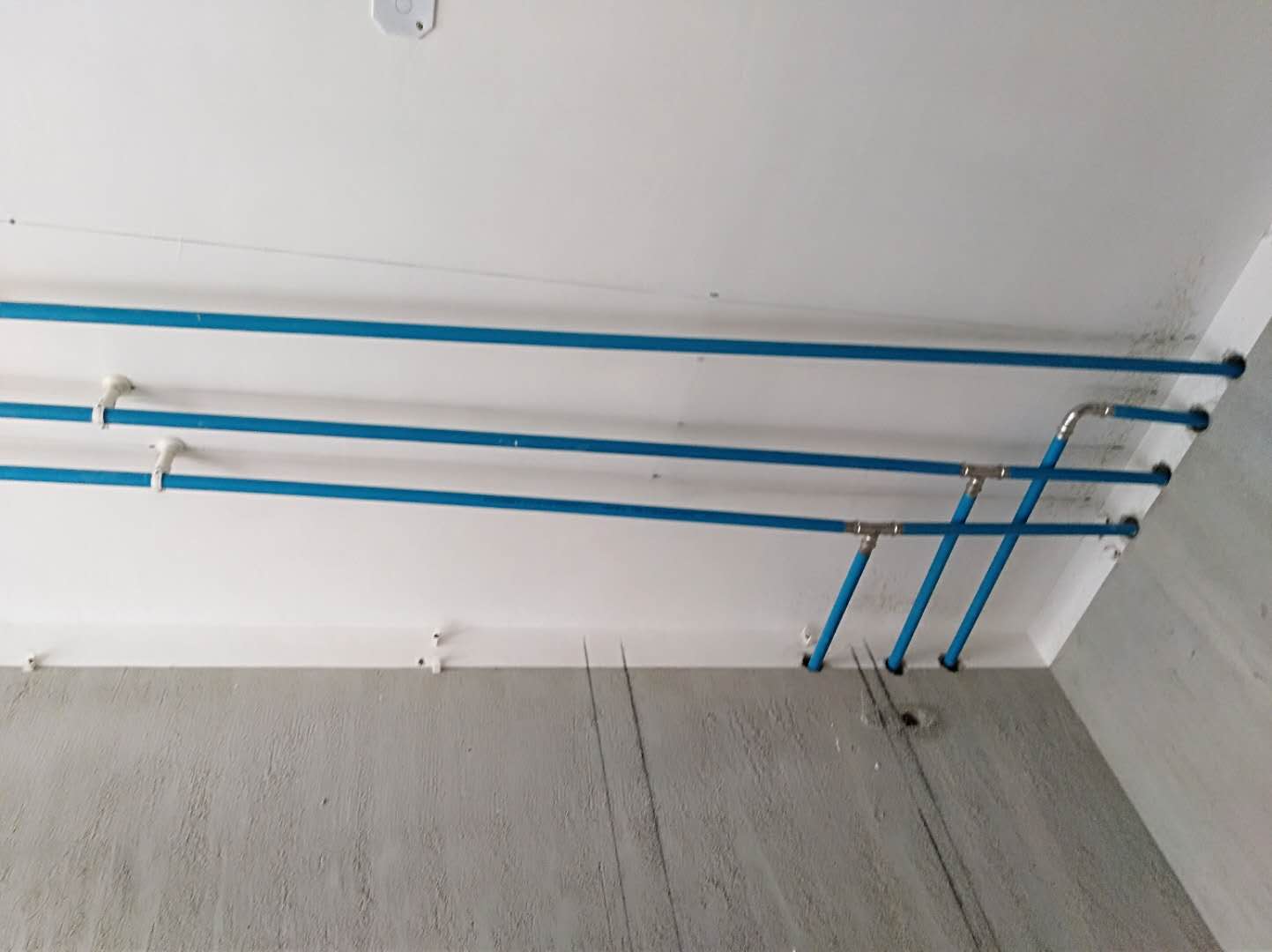 家裝水管是選擇不銹鋼管還是PVC管？裝修師傅說出差別